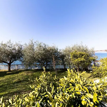 Seaside Apartment *